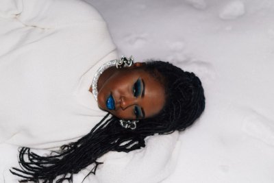 Waarom koele make-up kleuren dit seizoen overal opduiken