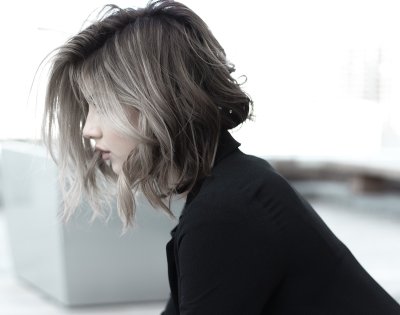 Quiet silver is de haartrend die grijs haar omarmt